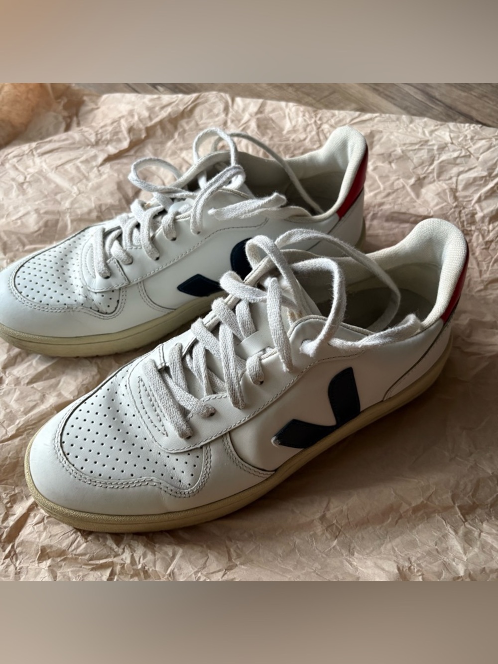 Veja V-10 sneakers, size 9 - Picture 3 of 9